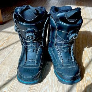Women’s snowboard boots